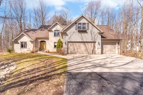 1825 Pine Tree Ct, Luxemburg, WI 54217