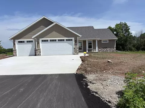 8322 Marlo Ave, Neenah, WI 54956