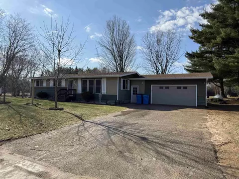 921 Schabow St, Gresham, WI 54128