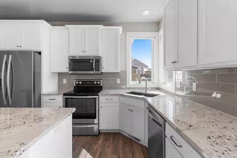 Kitchen - 5485 N Amethyst Dr, Appleton, WI 54913 photo 5 of 6