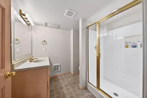 Bath - 422 E Olde Paltzer Ct, Appleton, WI 54913 photo 6 of 6