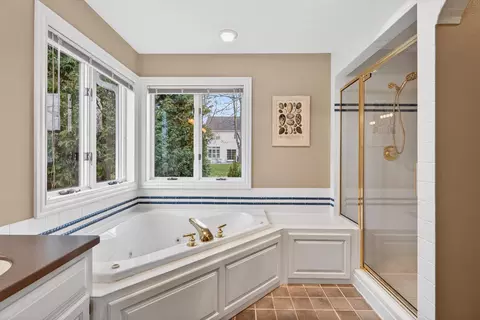 Bath - 422 E Olde Paltzer Ct, Appleton, WI 54913 photo 3 of 6