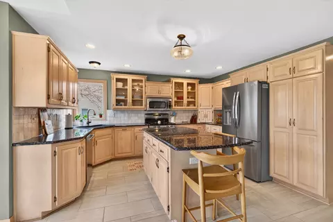 Kitchen - 422 E Olde Paltzer Ct, Appleton, WI 54913 photo 2 of 4