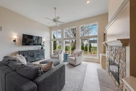 Living - 422 E Olde Paltzer Ct, Appleton, WI 54913 photo 3 of 3