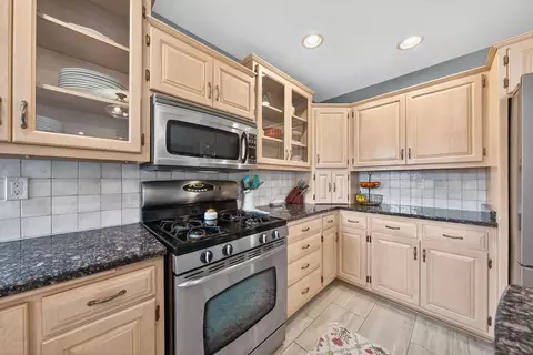 Kitchen - 422 E Olde Paltzer Ct, Appleton, WI 54913 photo 3 of 4