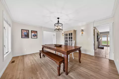 Dining - 422 E Olde Paltzer Ct, Appleton, WI 54913 photo 2 of 2