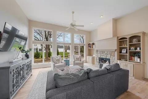 Living - 422 E Olde Paltzer Ct, Appleton, WI 54913 photo 1 of 3