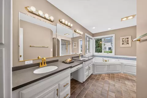 Bath - 422 E Olde Paltzer Ct, Appleton, WI 54913 photo 4 of 6