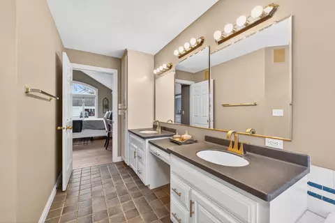 Bath - 422 E Olde Paltzer Ct, Appleton, WI 54913 photo 1 of 6