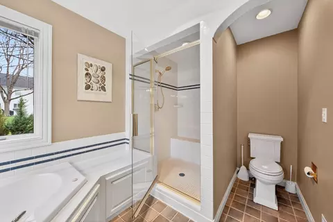 Bath - 422 E Olde Paltzer Ct, Appleton, WI 54913 photo 2 of 6