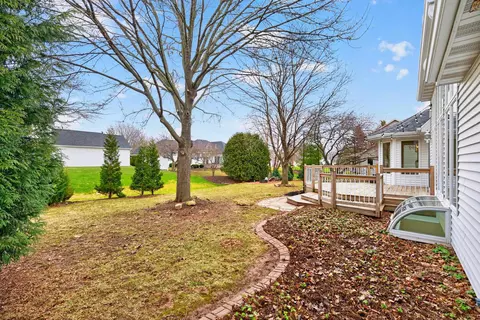 Exterior - 422 E Olde Paltzer Ct, Appleton, WI 54913 photo 2 of 6