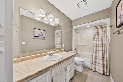 Bath - 422 E Olde Paltzer Ct, Appleton, WI 54913 photo 5 of 6