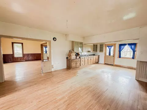 Living - e6170 Hidde Road, Marion, WI 54950 photo 2 of 4