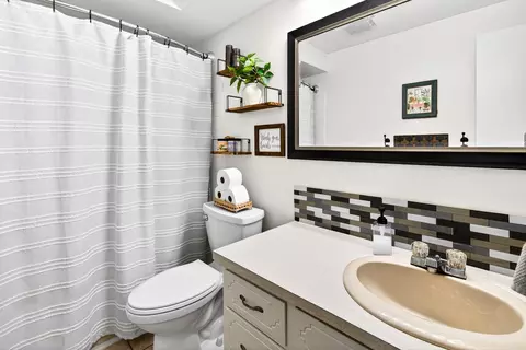 Bath - 3008 E Bona Ave, Appleton, WI 54915 photo 1 of 5