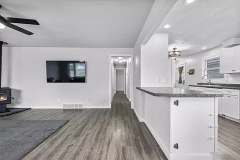 Entry Way - 1611 E Glendale Ave, Appleton, WI 54911 photo 2 of 4