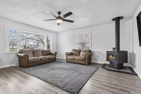 Living - 1611 E Glendale Ave, Appleton, WI 54911 photo 2 of 3