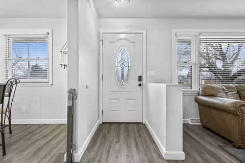 Entry Way - 1611 E Glendale Ave, Appleton, WI 54911 photo 1 of 4