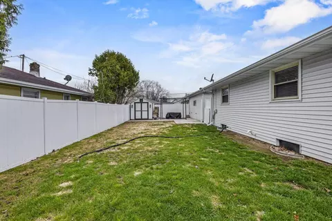 Exterior - 1611 E Glendale Ave, Appleton, WI 54911 photo 5 of 7