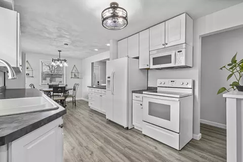 Kitchen - 1611 E Glendale Ave, Appleton, WI 54911 photo 3 of 3