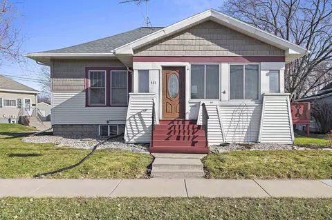421 Ahnaip St, Menasha, WI 54952