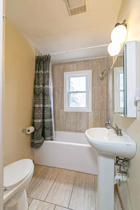 Bath - 401 Gardners Row, Appleton, WI 54915 photo 1 of 2