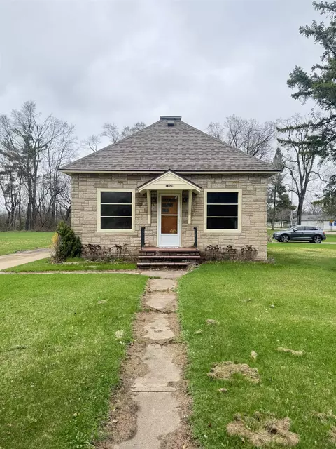 1109 Royalton St, Waupaca, WI 54981