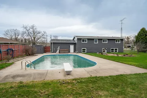 Exterior - 4607 W Capitol Dr, Appleton, WI 54914 photo 3 of 10