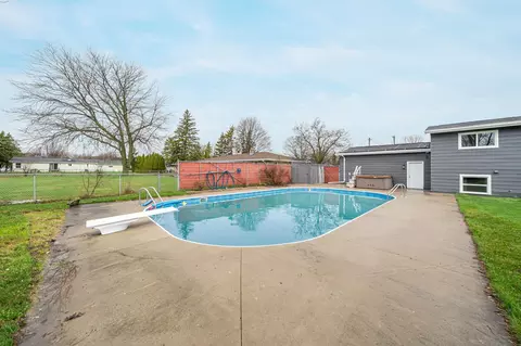 Exterior - 4607 W Capitol Dr, Appleton, WI 54914 photo 5 of 10