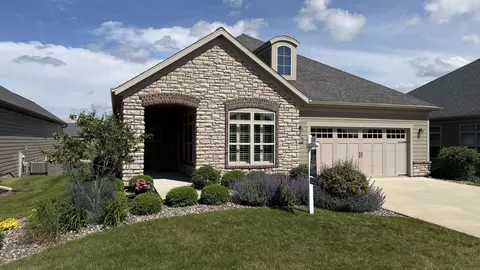 200 Raccoon Berry Way, Green Bay, WI 54311