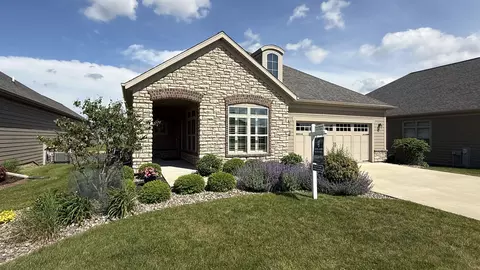 200 Raccoon Berry Way, Green Bay, WI 54311