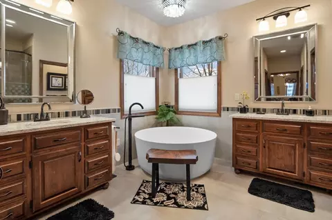 Bath - 617 E Apple Creek Rd, Appleton, WI 54913 photo 1 of 4