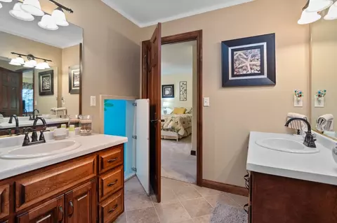 Bath - 617 E Apple Creek Rd, Appleton, WI 54913 photo 4 of 4