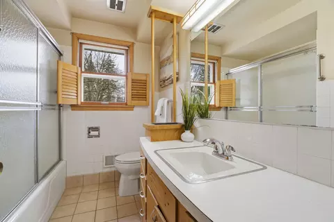 Bath - 1613 S Telulah Ave, Appleton, WI 54915 photo 1 of 2