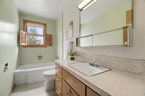 Bath - 1613 S Telulah Ave, Appleton, WI 54915 photo 2 of 2