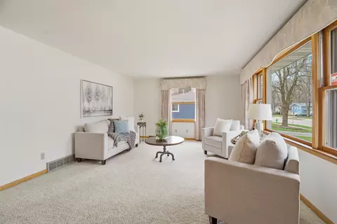 Living - 1613 S Telulah Ave, Appleton, WI 54915 photo 2 of 3