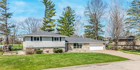 1835 Dexter St, New London, WI 54961