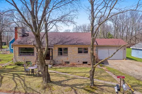 1107 Grosse Rd, Little Suamico, WI 54141