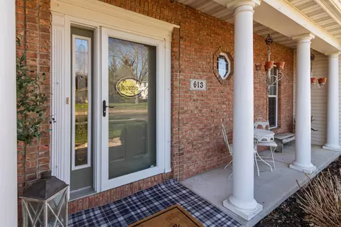 Exterior - 613 E Castlebury Ln, Appleton, WI 54913 photo 4 of 11