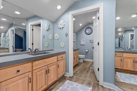 Bath - 613 E Castlebury Ln, Appleton, WI 54913 photo 5 of 8