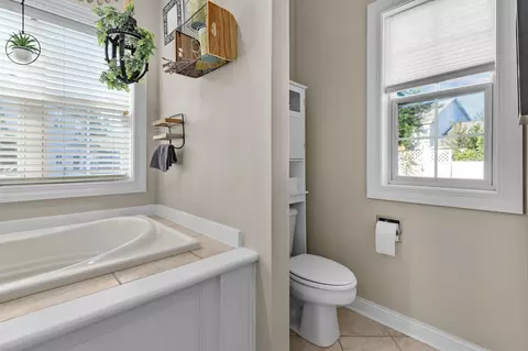 Bath - 613 E Castlebury Ln, Appleton, WI 54913 photo 4 of 8