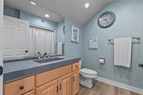 Bath - 613 E Castlebury Ln, Appleton, WI 54913 photo 6 of 8