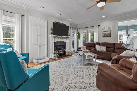 Living - 613 E Castlebury Ln, Appleton, WI 54913 photo 1 of 1
