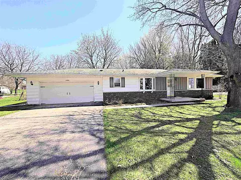 1891 Beck St, Menasha, WI 54952