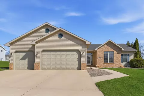 412 Harvest Hill Dr, Denmark, WI 54208