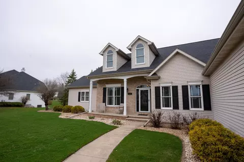 Exterior - 522 E Tallgrass Dr, Appleton, WI 54913 photo 4 of 13
