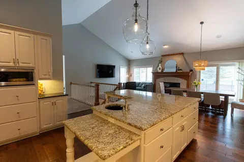 Kitchen - 522 E Tallgrass Dr, Appleton, WI 54913 photo 4 of 7