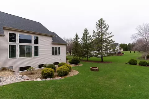 Exterior - 522 E Tallgrass Dr, Appleton, WI 54913 photo 9 of 13