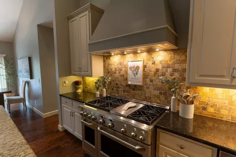 Kitchen - 522 E Tallgrass Dr, Appleton, WI 54913 photo 3 of 7
