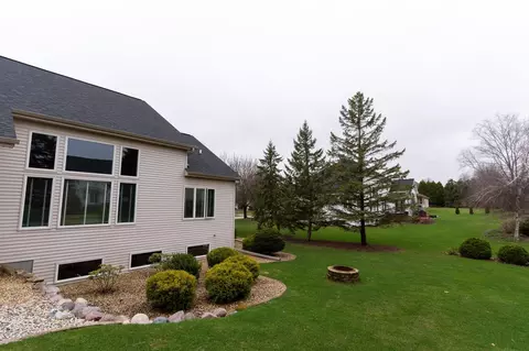 Exterior - 522 E Tallgrass Dr, Appleton, WI 54913 photo 11 of 13