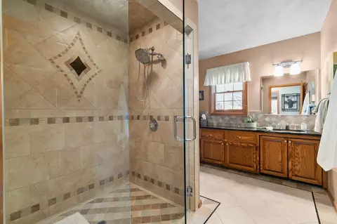 Bath - 2611 N Nicholas St, Appleton, WI 54914 photo 1 of 11